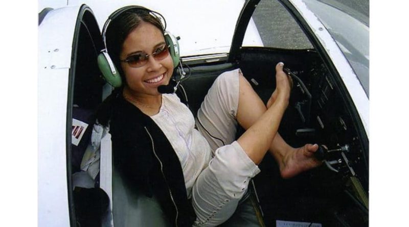 Džesika Koks pirmoji pasaulyje pilotė be rankų