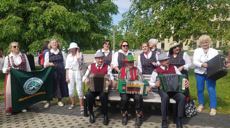 Mitinge grojo senjorų kaimo kapela