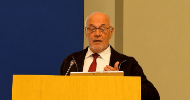 Profesorius Romas Lazutka Seime daro pranešimą