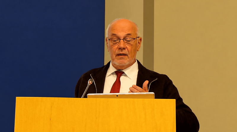 Profesorius Romas Lazutka Seime daro pranešimą